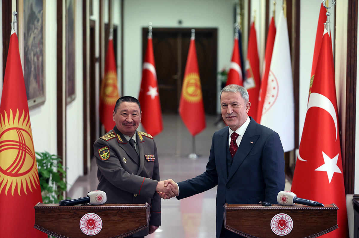 Bakan Akar, Kırgızistan Savunma Bakanı Bekbolotov ile görüştü