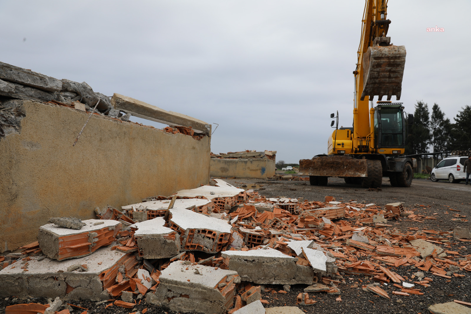 Didim'de kaçak yapıların yıkımı sürüyor