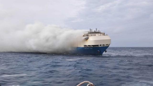 Atlas Okyanusu'nda 13 gündür sürüklenen lüks araç yüklü dev gemi battı