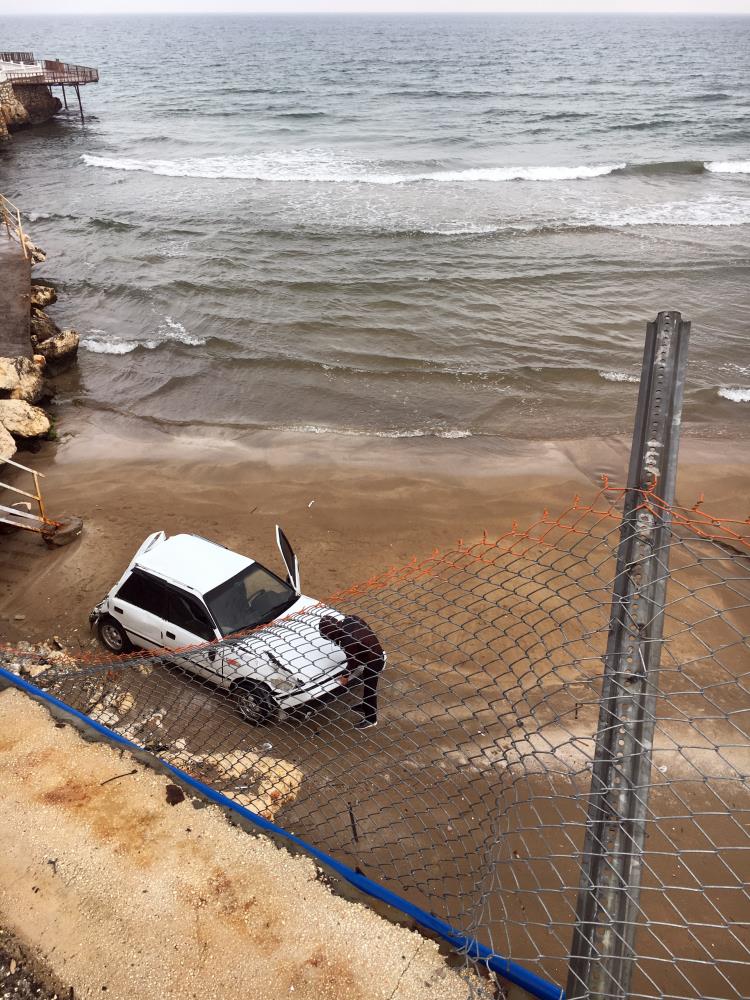 Mersin'de otomobil plaja düştü