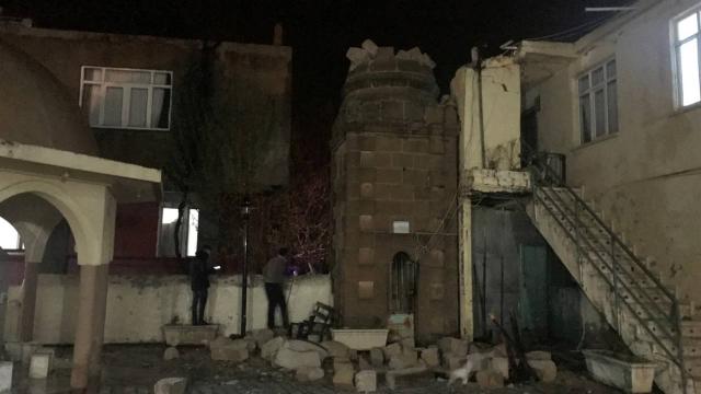 Antalya'yı hortum vurdu: Cami minaresi yıldı, ev ve seralar zarar gördü