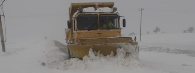 Kar köy yollarının ulaşımını kesti 