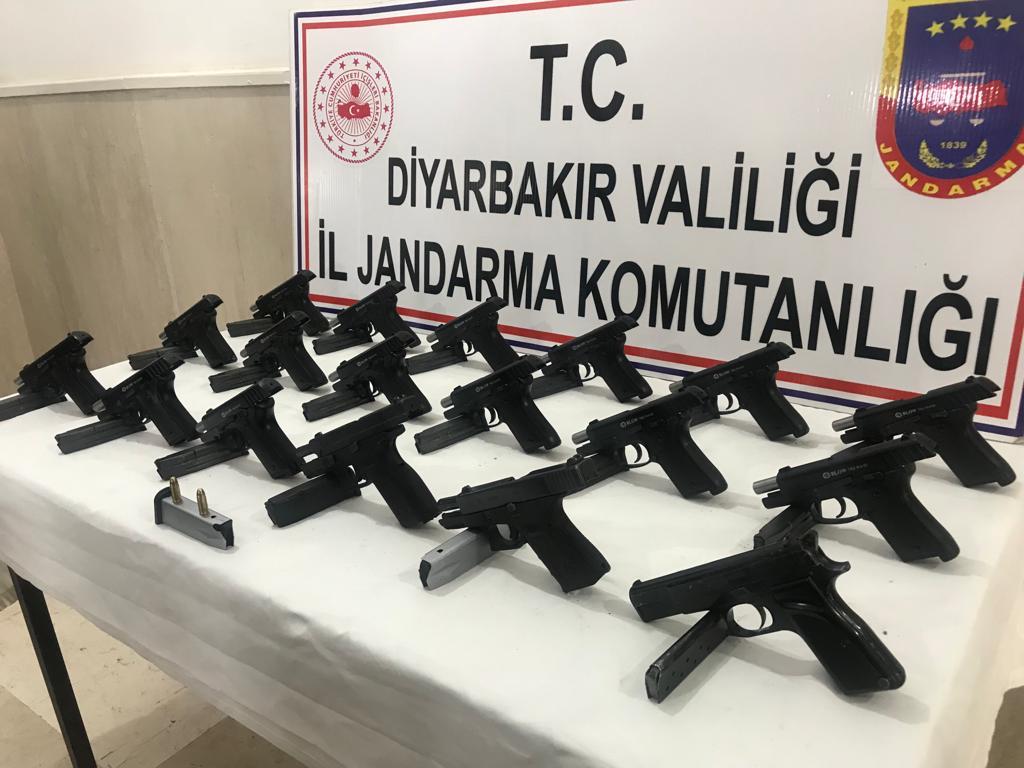 Diyarbakır'da 18 ruhsatsız tabanca ele geçirildi