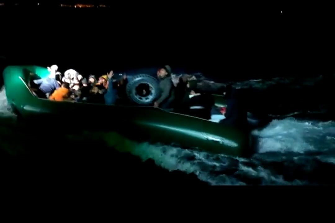 Muğla açıklarında 35 göçmen lastik botta yakalandı