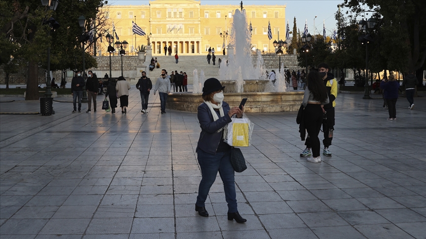 Yunanistan'da açık alanda maske zorunluluğu kaldırıldı