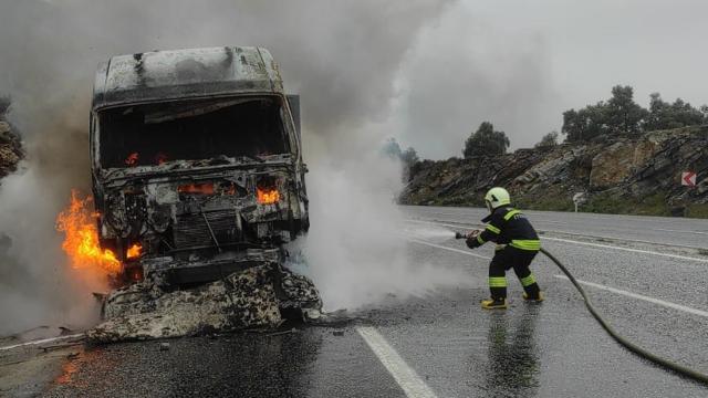 Muğla'da seyir halindeki kamyonda yangın