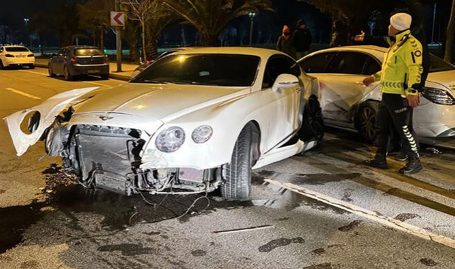Kadıköy'de lüks otomobil iki otomobile çarparak durabildi