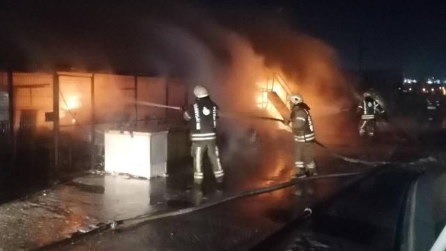 Silivri'de balıkçı barınakları alev alev yandı