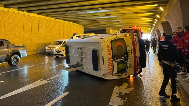 Zeytinburnu'nda ambulans devrildi