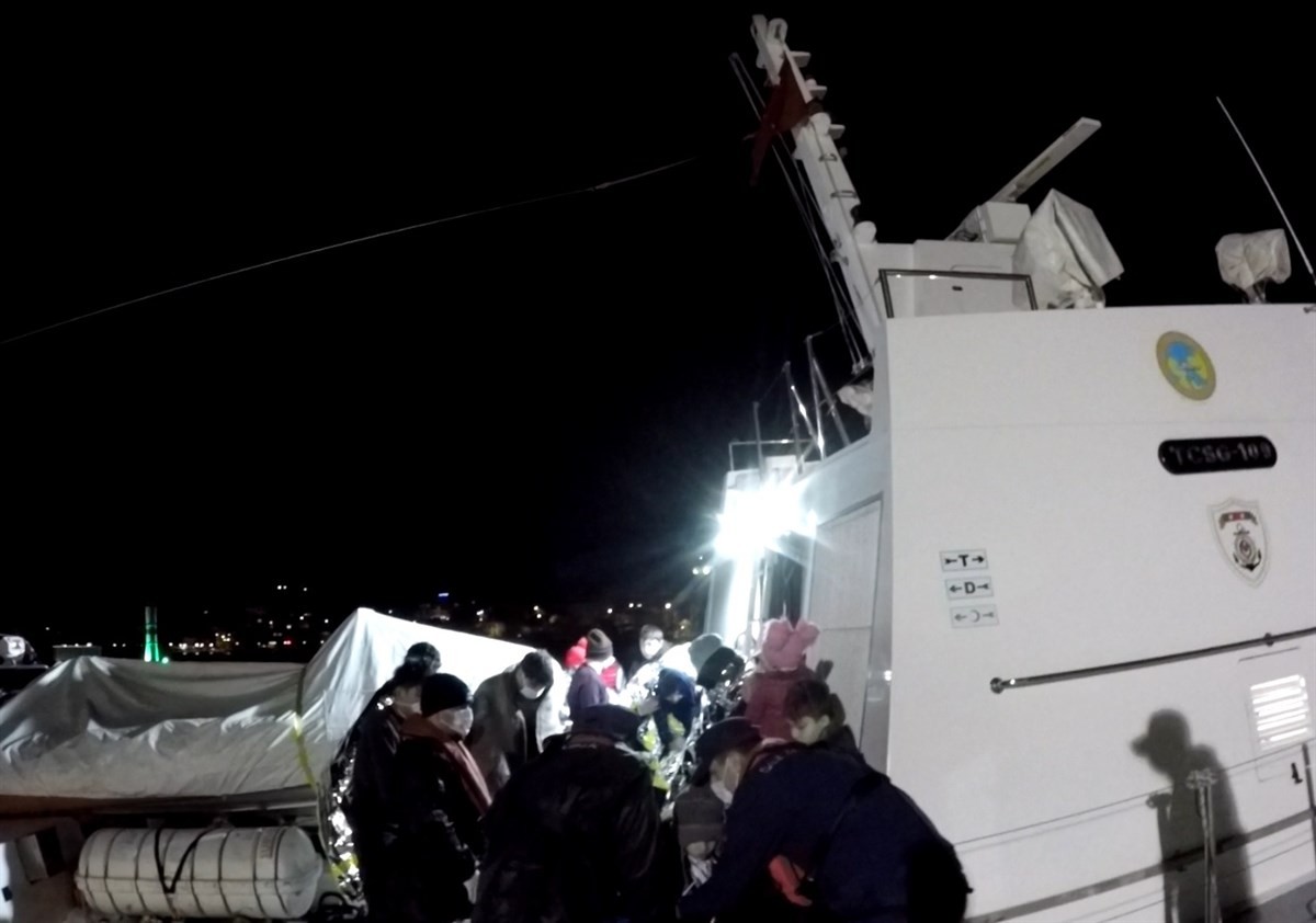 Türk kara sularına itilen 15 göçmen kurtarıldı