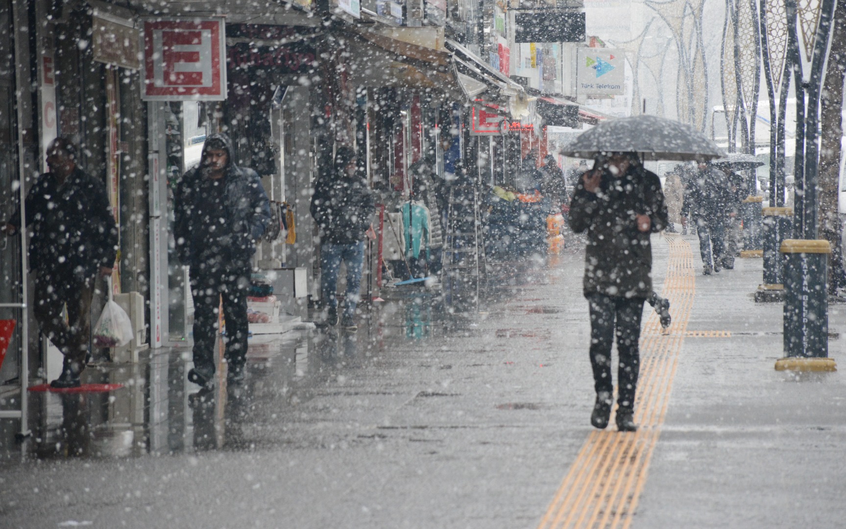 Bitlis'e bahar yerine kış geri geldi
