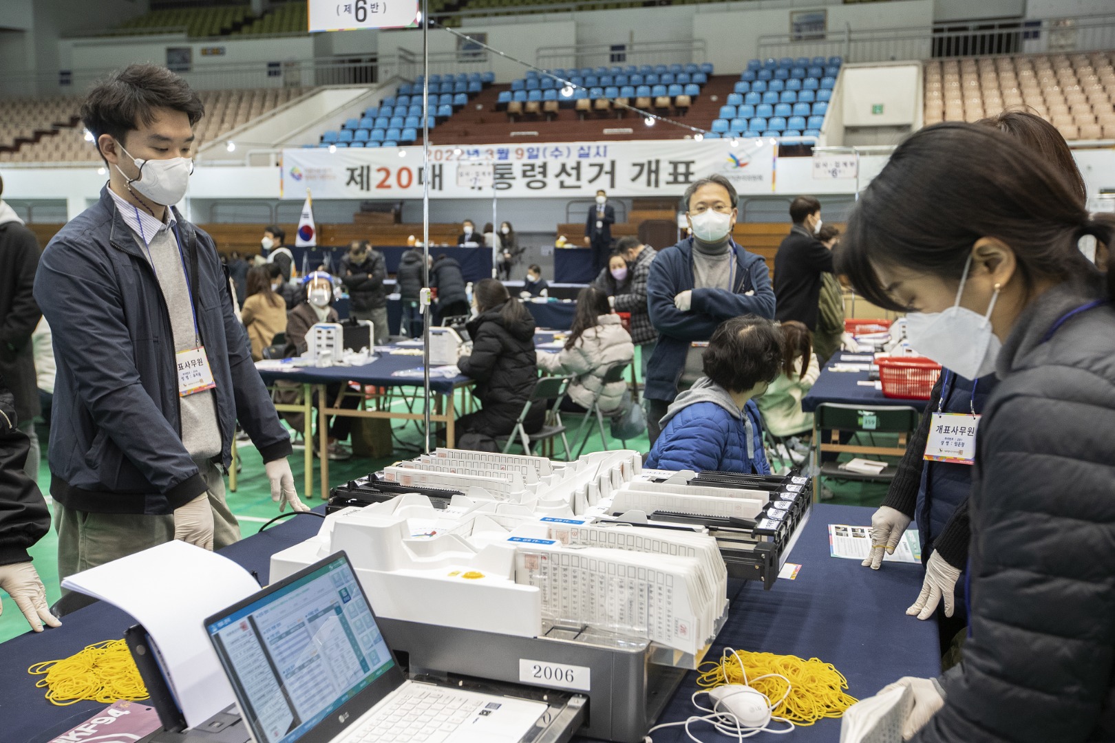 Güney Kore'de halk seçimler için sandık başında