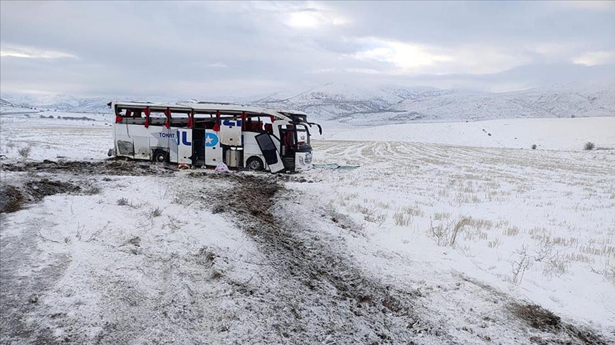 Sivas'ta yolcu otobüsü devrildi: Yaralılar var