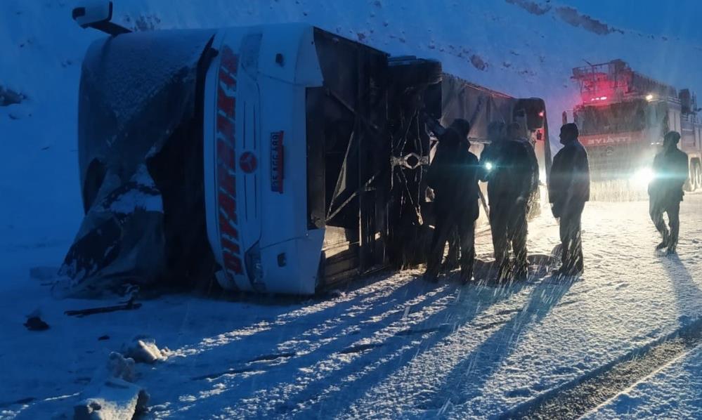 Sivas'ta kızak gibi kayan otobüs devrildi. Çok sayıda yaralı var
