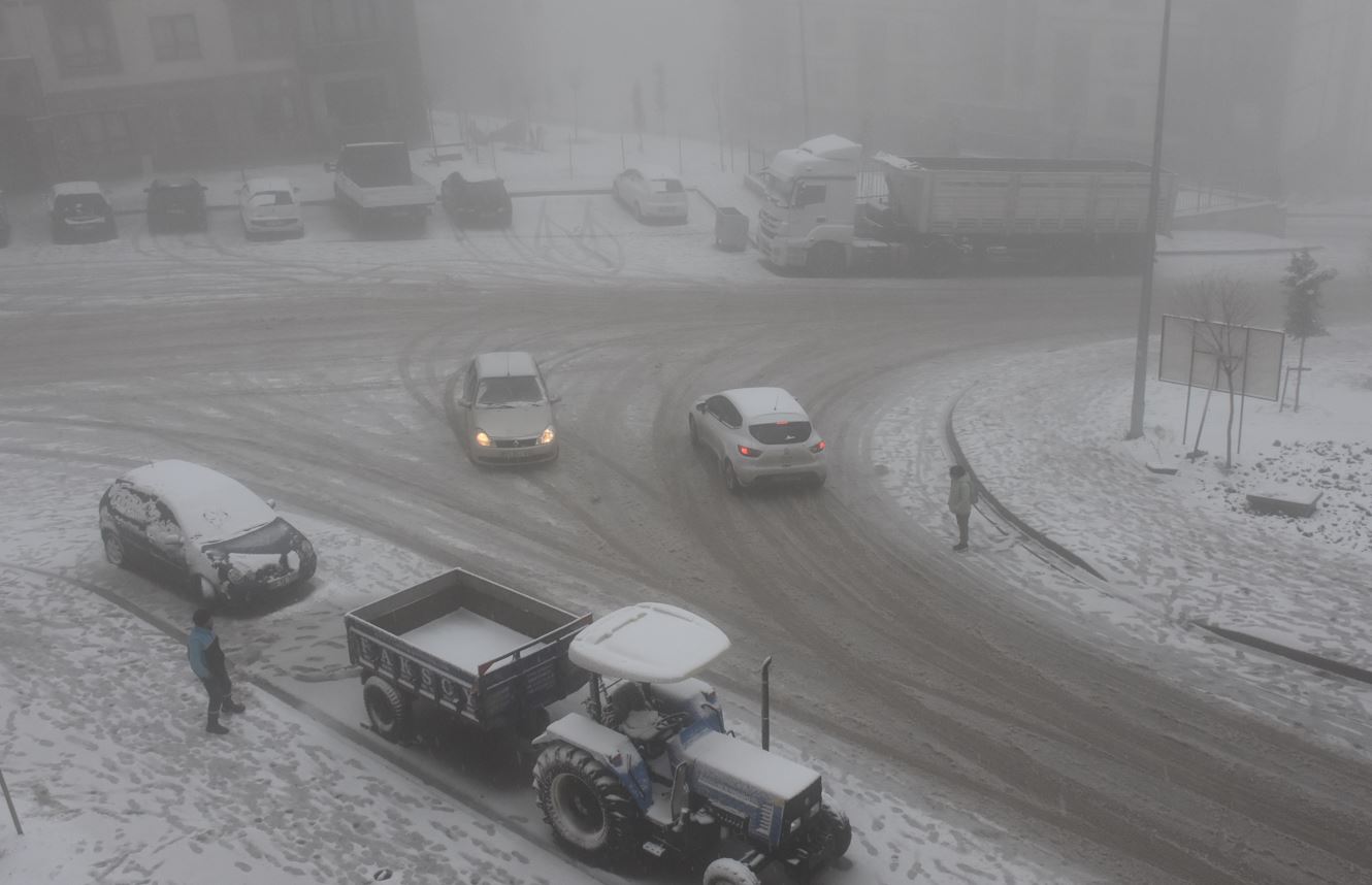 Şırnak'ta kar yağışı ve sis etkili oldu
