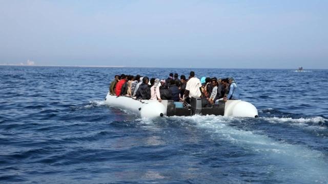 Libya açıklarında göçmenleri taşıyan tekne battı: 19 ölü