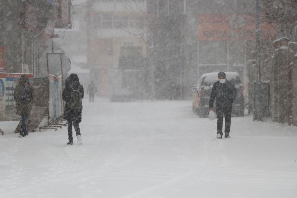 Van'da 308 yerleşim yeri yolu kardan kapalı