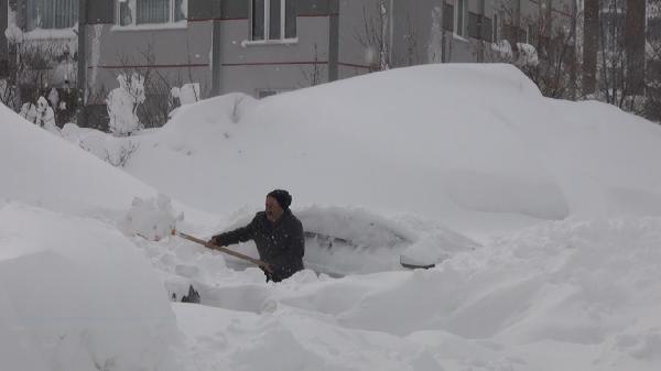 Kar kalınlığı 1 metreyi aştı; 260 köy yolu kapandı