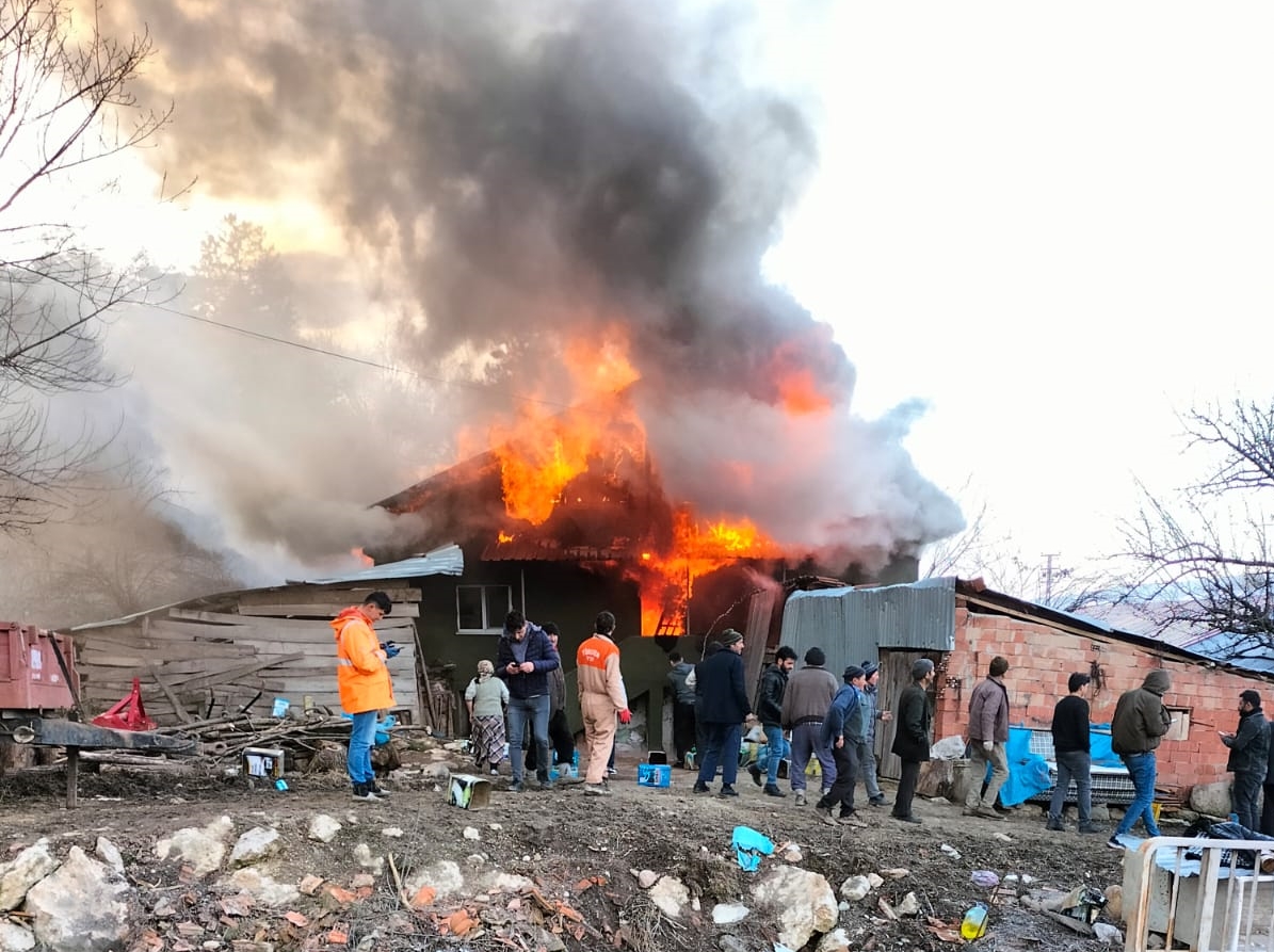 Kastamonu'da 2 katlı ev yangında kül oldu