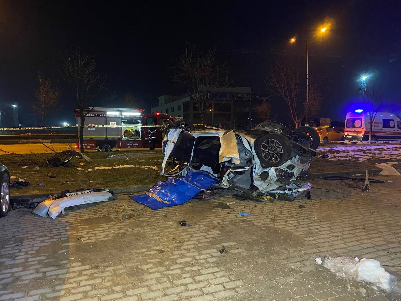 Bursa'da otomobil taklalar atarak 50 metre sürüklendi: 2 ölü