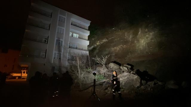 Samsun'da heyelan: 5 katlı bina tahliye edildi