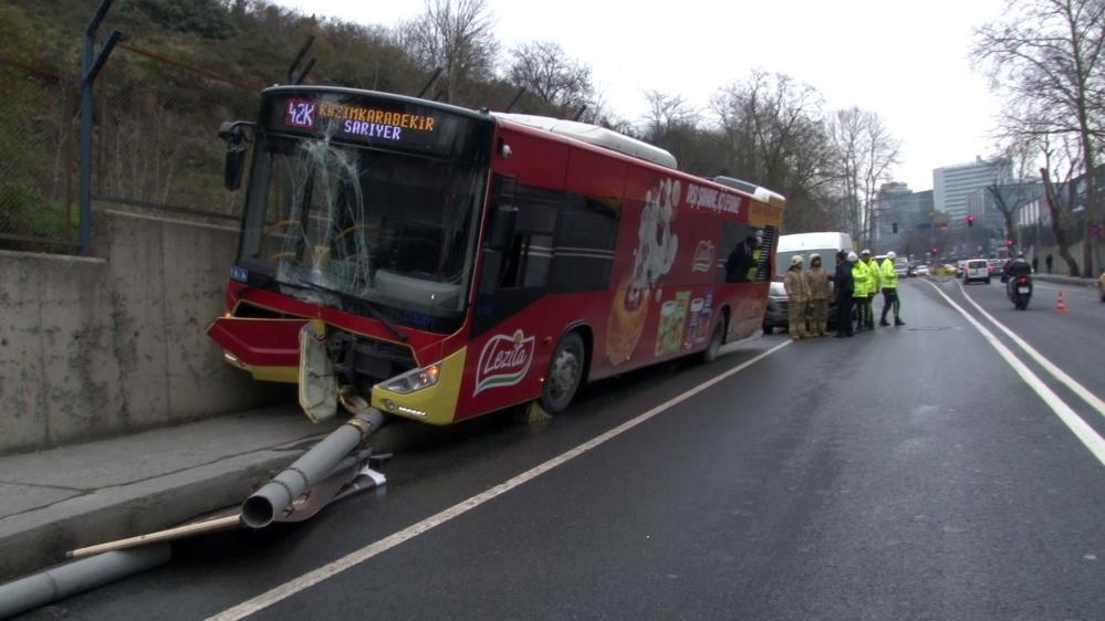 İETT otobüsü kaza yaptı