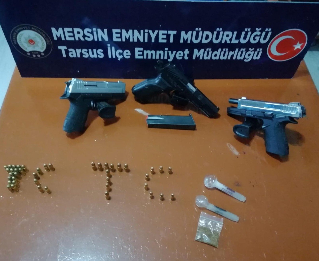 Tarsus'taki çok sayıda silah ve uyuşturucu madde ele geçirildi