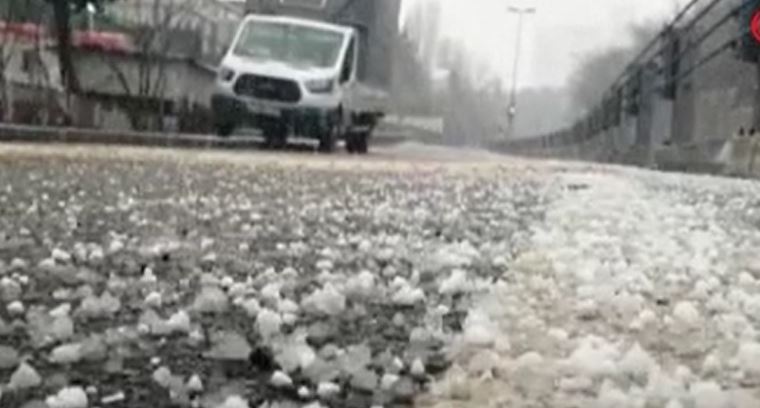 İstanbul'da karın ardından dolu yağdı