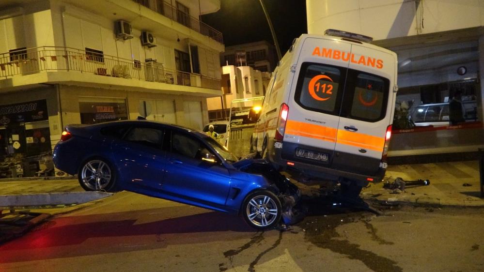 Kural tanımazların kazasında ambulans otomobili altına aldı