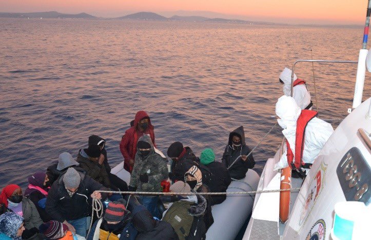Yunanlıları itti Türk Sahil Güvenlik 60 göçmeni kurtardı