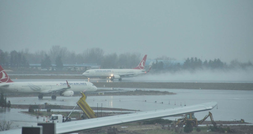 Sabiha Gökçen Havalimanı'na inemeyen uçaklar başka havalimanına yönlendirildi