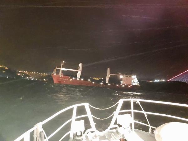İstanbul Boğazı'nda makina arızası yapan gemi kurtarıldı