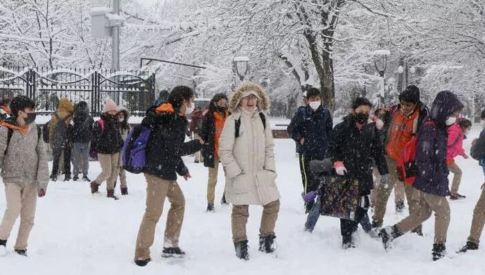 Valilik duyurdu! Kar yağışı nedeniyle okullar tatil edildi