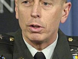 Petraeus, Kongre’de Bingazi için kendini savundu