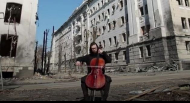 Bombalanan  Harkov Meydanı'nda çello çalarak yardım istedi