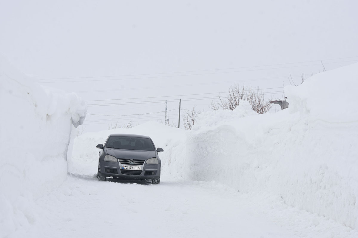 Bitlis'te 321 köy yolu kardan kapandı! 4 metreyi geçti...