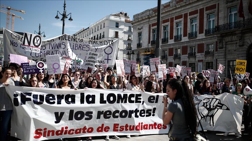 İspanya'da öğrenciler ders bırakma eylemi yaptı