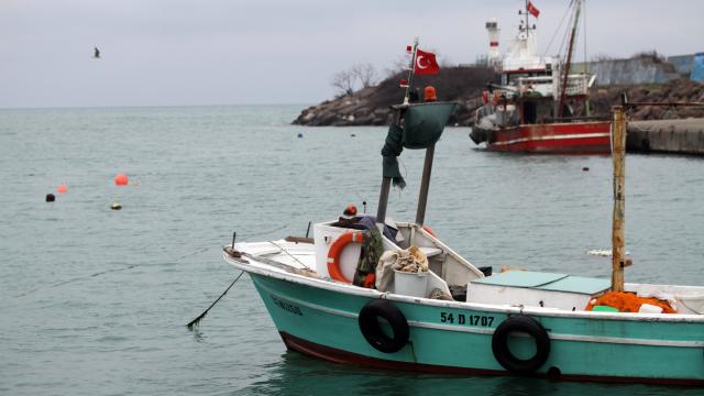 Karadeniz'de kötü hava balıkçılığı vurdu
