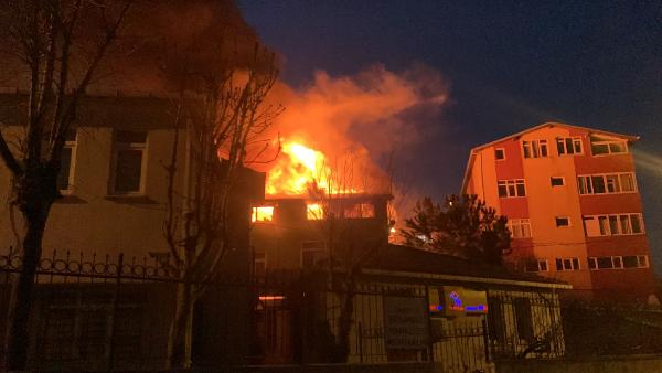 Ümraniye'de gecekonduda başlayan yangın, yanındaki binalara sıçradı