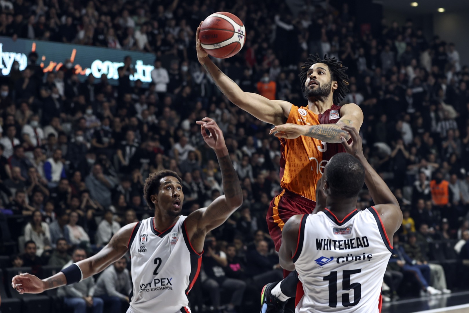 Beşiktaş Icrypex-Galatasaray Nef: Olaylı maçta 10 sayı farkı kapattı, kazandı