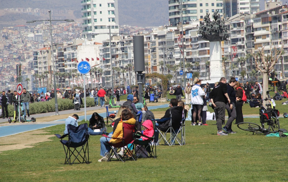 İzmir'de vatandaş sahile akın etti