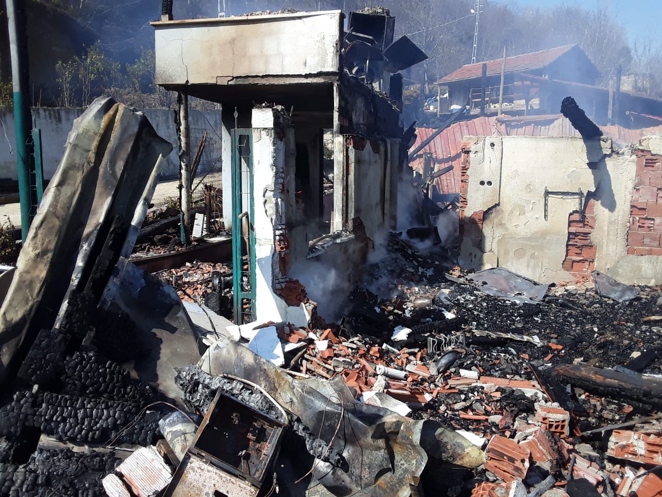Sinop’ta iki katlı ev yanarak kül oldu