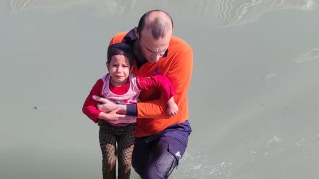 Sulama kanalına düşen çocuğu belediye personeli kurtardı