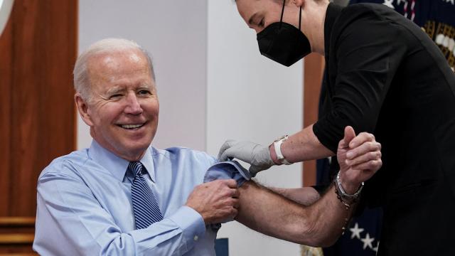 ABD Başkanı Biden, kameralar karşısında aşı oldu