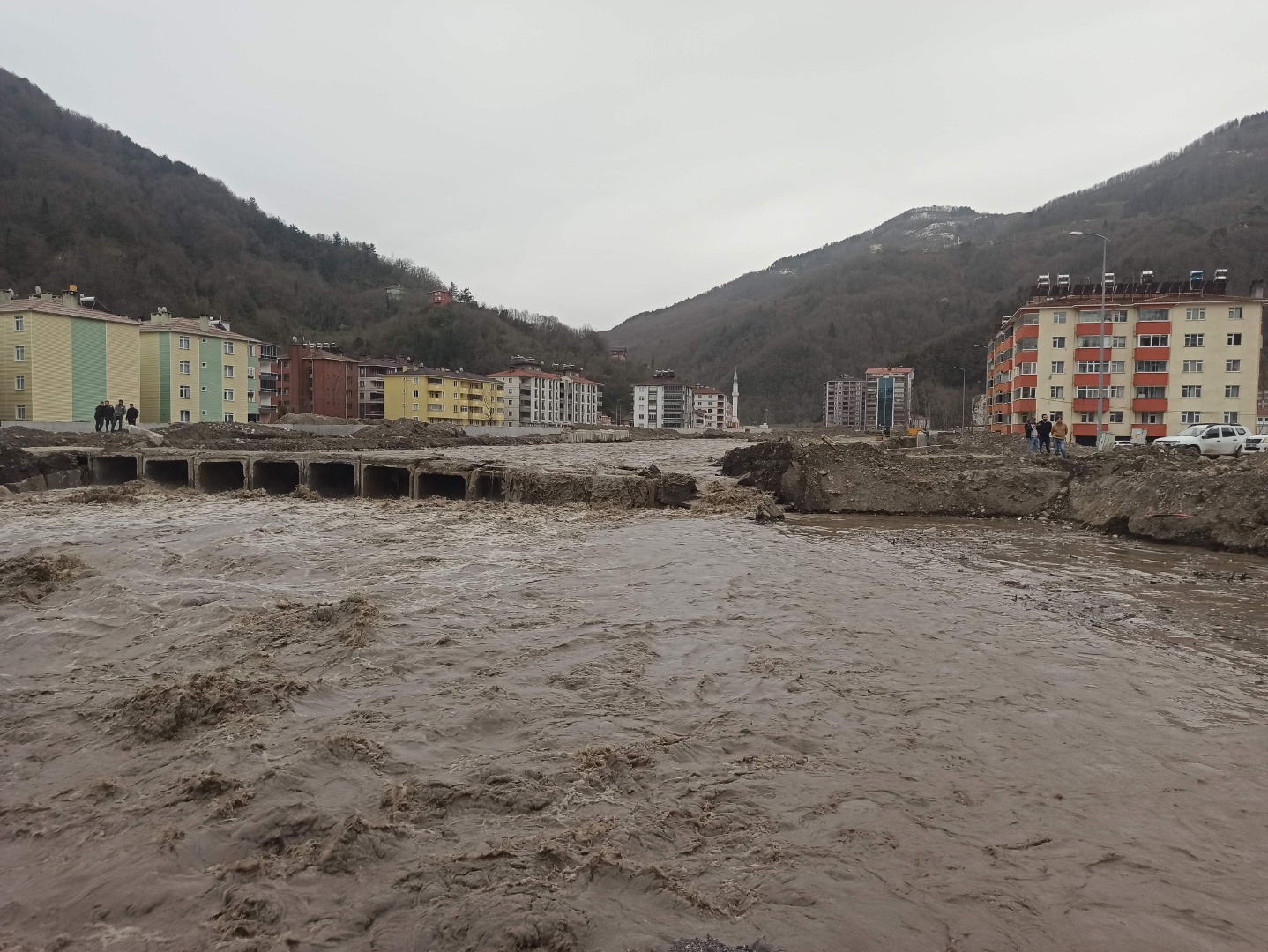 Kastamonu'da eriyen kar suları köprüyü yıktı