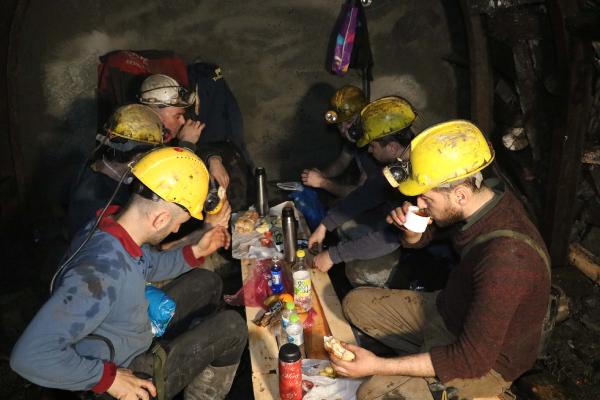 Madenciler metrelerce yeraltında ilk sahur
