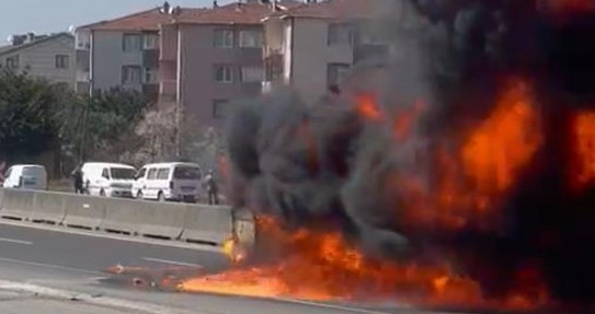 Yalova'da şaşkına çeviren olay. 2 araç cayır cayır yandı
