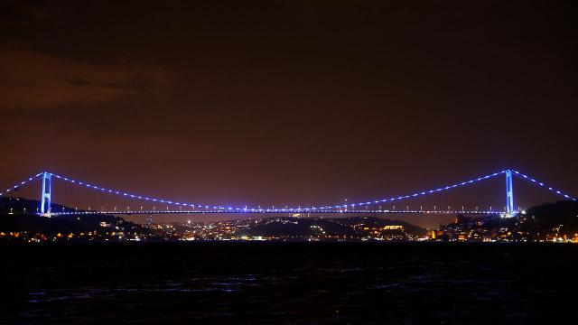 Fatih Sultan Mehmet Köprüsü maviye büründü