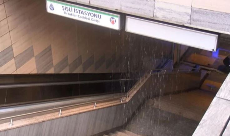 Şişli'de boru patladı. Metro istasyonu kapatıldı