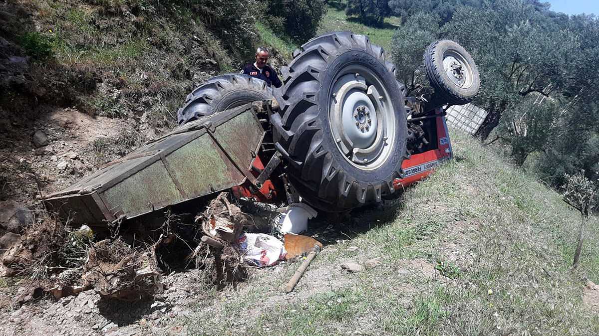 Devrilen traktörün altında kalan sürücü öldü, annesi yaralandı